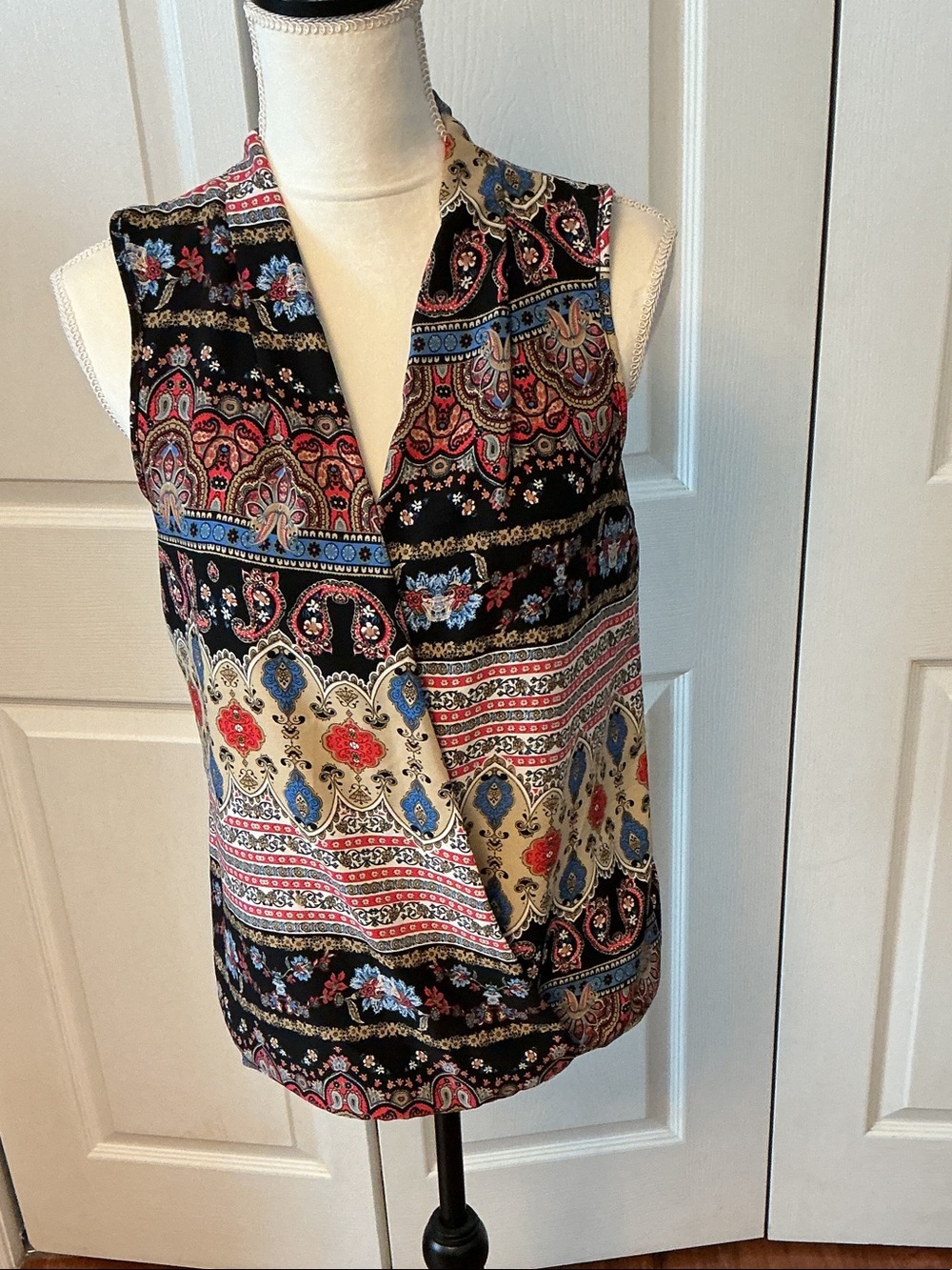 Sleeveless Paisley Print V-Neck Top in Black and Cream